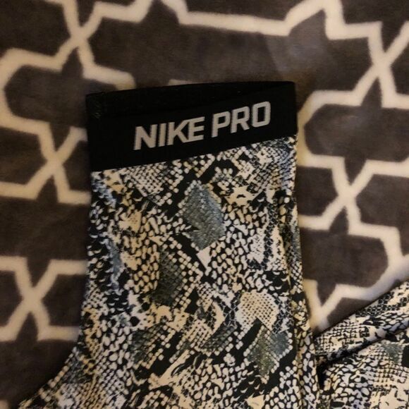 Nike Snakeskin Print Capri Leggings - Picture 3 of 4